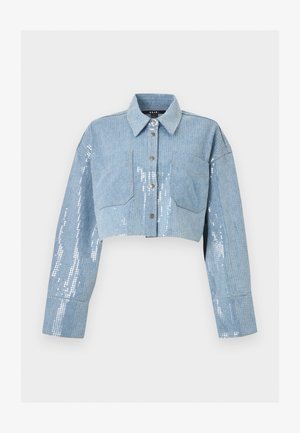 Φως μπλε κοντή τζιν ζακέτα με μακριά μανίκια, κούμπωμα με κουμπιά μπροστά, δύο τσέπες στο στήθος και λεπτομέρειες από ασημένιες παγιέτες πάνω στο ύφασμα.
