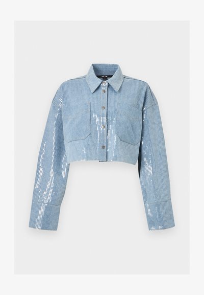 Φως μπλε κοντή τζιν ζακέτα με μακριά μανίκια, κούμπωμα με κουμπιά μπροστά, δύο τσέπες στο στήθος και λεπτομέρειες από ασημένιες παγιέτες πάνω στο ύφασμα.