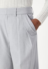 Good American SUITING GOOD 90S PLEATED  - Παντελόνι - grey