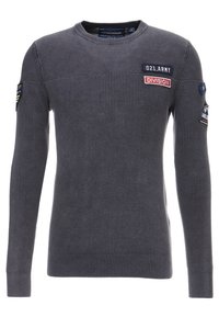 Grauer gerippter Pullover mit langen Ärmeln, rundem Ausschnitt, mehreren Aufnähern auf Brust und Ärmeln sowie strukturierter Stoff.