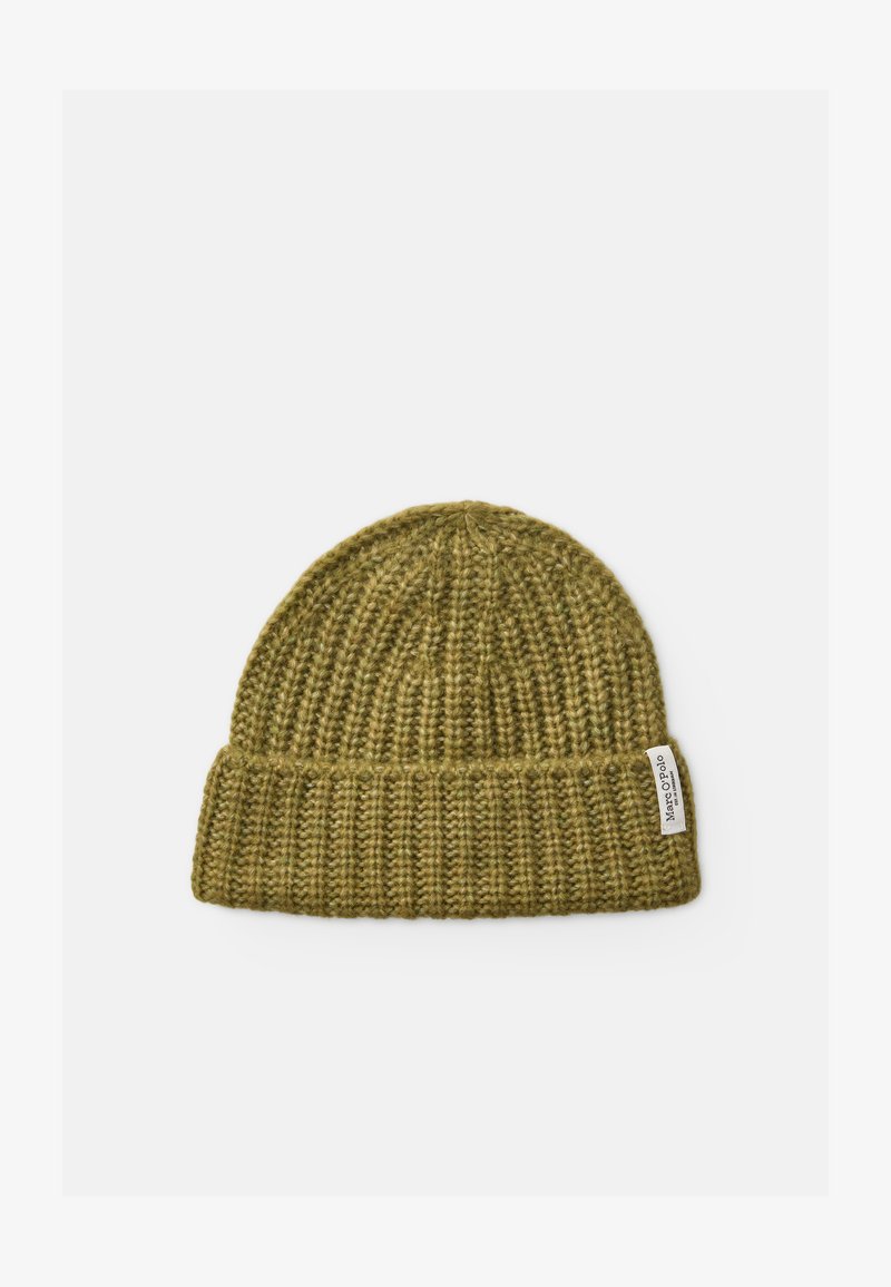 Bonnet en tricot vert avec une texture côtelée et un revers replié. Présente une petite étiquette sur le côté.