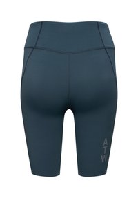 Ciemnoniebieskie szorty sportowe o dopasowanym kroju, z szwami płaskimi i jasnoszarym logo na lewej nogawce. Gładki, elastyczny materiał.