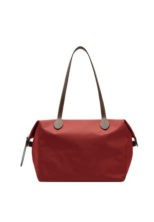 Czerwony prostokątny torba typu tote z długimi brązowymi uchwytami i zamkiem błyskawicznym po boku, na białym tle.