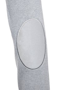 Manche en tissu gris clair avec une pièce ovale lisse cousue au niveau du coude pour renforcement ou décoration.