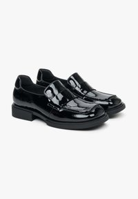 Zwarte patenten leren schoenen met een ronde neus, platte zool en een brede band over de bovenkant. Glanzende afwerking met subtiele stiksels.