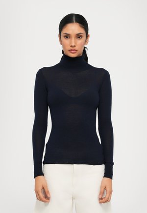 Pull côtelé bleu marine, ajusté, à manches longues, léger, avec un décolleté subtly arrondi, fabriqué en matériau doux.