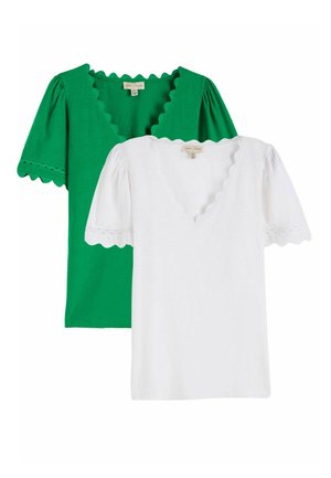 Zielono-białe bluzki z krótkim rękawem, z falowanymi dekoltami w kształcie litery V i krawędziami rękawów, z projektowaniem marszczonych bufek.