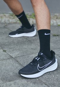 Nike Performance INTERACT RUN - Chaussures de running - black/white/anthracite