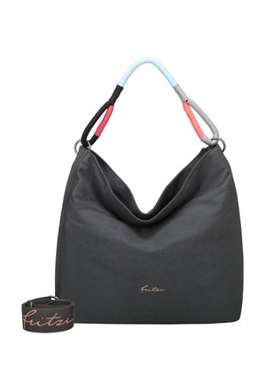 Bolso de tela negra con un diseño holgado, asas trenzadas de colores en azul claro, rosa y negro, y una correa desmontable con detalle del logo.