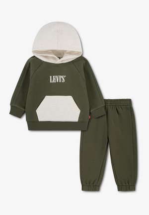 Dziecięca oliwkowozielona i beżowa bluza z kapturem Levi’s z przednią kieszenią oraz pasujące spodnie dresowe z elastycznym pasem.