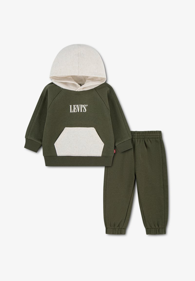 Παιδική ελιά πράσινη και μπεζ φούτερ Levi's με κουκούλα, μπροστινή τσέπη και ασορτί παντελόνι φόρμας με λάστιχο στη μέση.