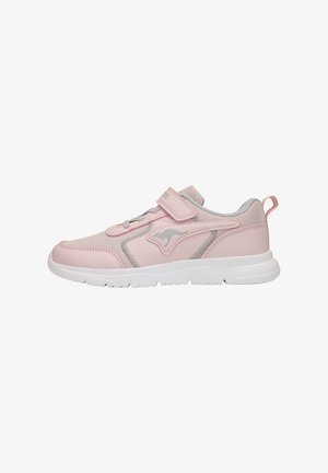 Rosa synthetische Turnschuhe mit grauen Akzenten, einem Klettverschluss und einem strukturierten Mesh-Obermaterial. Sie verfügen über eine weiße Zwischensohle und Außensohle.