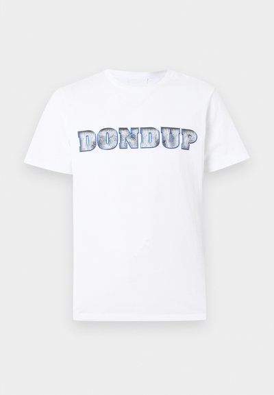 Λευκό κοντομάνικο μπλουζάκι με στρογγυλή λαιμόκοψη, με μεγάλο μπλε και γκρι υφασμάτινο κείμενο "DONDUP" στο στήθος σε απλό φόντο.