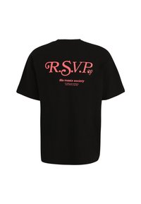 Sort bomulds t-shirt med fed pink tekst på ryggen: "R.S.V.P" og "fila tennis society" med en glat tekstur og afslappet pasform.