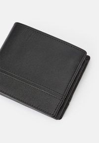 Must mustris nahkrahakott sileda tekstuuriga, millel on kaks kaardipesa ja kenad õmblused servadel. Kompaktne ja ristkülikuline disain.