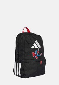Czarny plecak wykonany z tkaniny, z białymi paskami Adidas, grafiką Spider-Mana na czerwonym tle oraz czerwoną rączką u góry. Zasuwana przednia kieszeń.