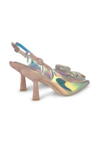 Sandali con tacco, con una parte superiore trasparente e iridescente, cinturino in suede rosa, design slingback e due grandi decorazioni con strass.