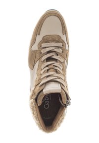 Bruine suède high-top sneakers met lichtbeige accenten, gestructureerde veters en een zachte voering. Beschikt over een zijrits en een gevoerde binnenkant.
