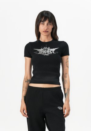 Schwarzes geripptes Croptop mit einem silbernen Grafikdesign und Burst-Details auf der Vorderseite. Kurze Ärmel, figurbetonte Silhouette, weicher Stoff.