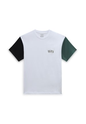 Weißes T-Shirt mit schwarzen und grünen kurzen Ärmeln, versehen mit einem kleinen, auf der linken Brust gestickten Vans-Logo. Material aus Baumwollmischung.