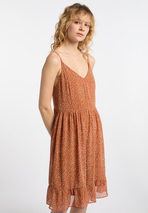 Rostfarbenes Kleid mit floralem Muster, Spaghetti-Trägern, V-Ausschnitt, tailliertem Oberteil, ausgestelltem Rock und gerafftem Saum.
