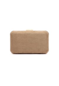 Pochette rectangulaire de couleur or avec une finition mate et lisse, fermoir en métal doré sur le dessus. Design compact aux bords arrondis.