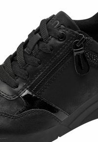 Baskets en cuir noir avec une surface texturée, des accents mats et en vernis, des lacets tissés et une fermeture éclair sur le côté pour un accès facile.