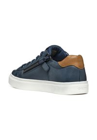 Sneaker in pelle blu navy con dettaglio in pelle beige, suola in gomma bianca, cerniera laterale, punta arrotondata e superficie texturizzata.