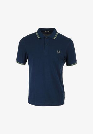 Polo shirt blu navy in cotone, con colletto e polsini a righe verdi a contrasto, tre bottoni e un piccolo logo.