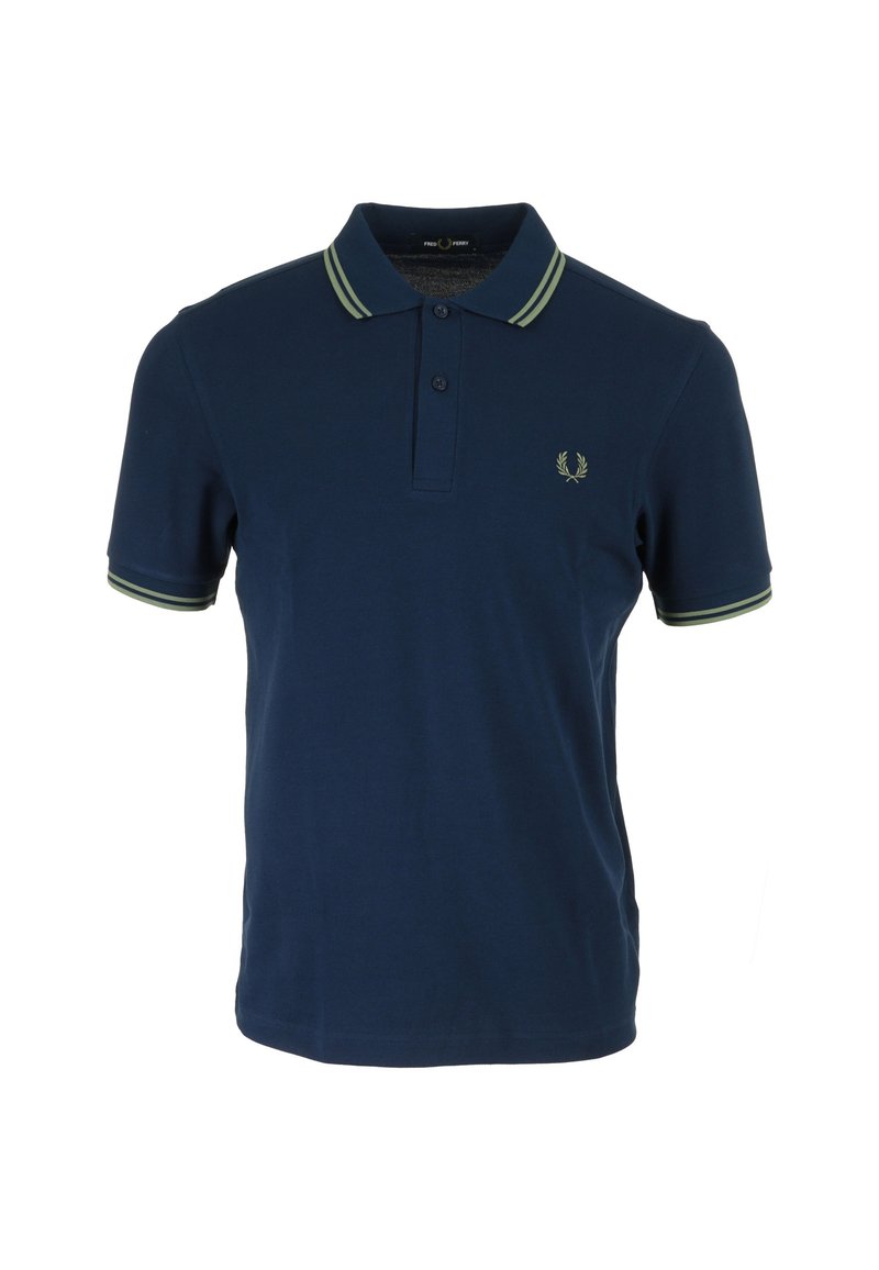 Polo de color azul marino hecho de algodón, con una tapeta de tres botones, cuello y puños a rayas verdes en contraste, y un pequeño logo.