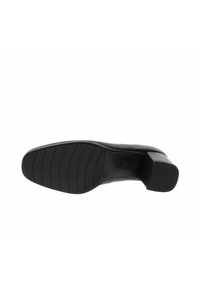 Sole di scarpa nera con tacco alto, caratterizzata da una texture rigata; tacco quadrato; materiale resistente; superficie piatta e uniforme per stabilità.