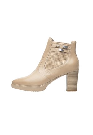 Beige Stiefeletten aus glattem Leder mit einem Mesh-Einsatz, einer abgerundeten Spitze und einem strukturierten Blockabsatz. Mit silberfarbenen Beschlägen.