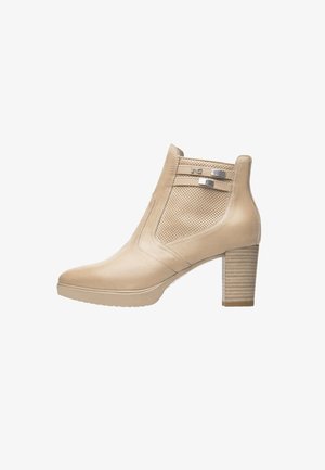 Beige Stiefeletten aus glattem Leder mit einem Mesh-Einsatz, einer abgerundeten Spitze und einem strukturierten Blockabsatz. Mit silberfarbenen Beschlägen.