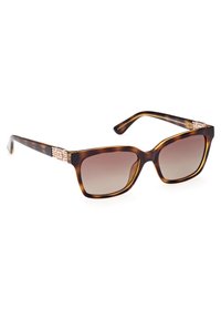 Gafas de sol de carey con lentes marrones degradados, diseño cuadrado y acentos de hardware en dorado, presentando un patrón geométrico en las patillas.