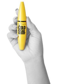 Mascara Maybelline Colossal in tubo giallo, design affusolato, etichettato "100% Nero". Mano che tiene il tubo mostra una texture liscia e un colore audace.
