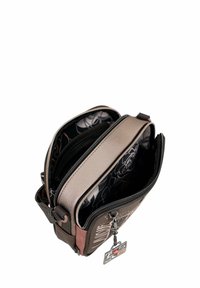 Bolsa multi-compartimentos en marrón y beige con cremalleras, forro con estampado floral, exterior texturizado y un detalle de llavero decorativo.