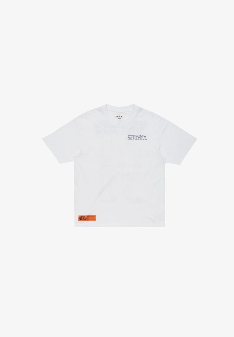 T-shirt bianca a maniche corte con la scritta "MUSXL" sul lato sinistro del petto e un'etichetta rettangolare arancione vicino all'orlo inferiore sul davanti.