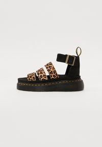 Leopardmønstrede platform sandaler med sorte ruskindsremme, justerbar ankelspænde og kontrasterende gule sømme på den tykke sål.