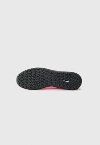 Suola di sneaker rosa con una superficie in gomma nera testurizzata, caratterizzata da un intricato schema di forme esagonali e ovali e un piccolo logo.