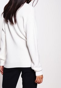 Won Hundred Sweter