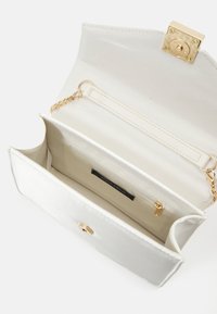 Weiße Satin-Clutch mit goldverschlossenem Verschluss, goldener Kettenriemen und Innenfach mit Reißverschluss, beschriftet mit "Anna Field".