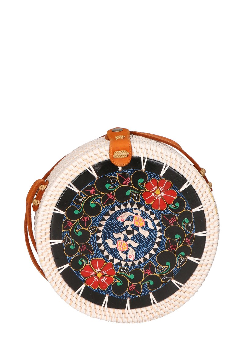 Borsa tonda intrecciata con una base nera e motivi floreali in rosso e verde, accentuata da una tracolla e una chiusura in pelle marrone chiaro.