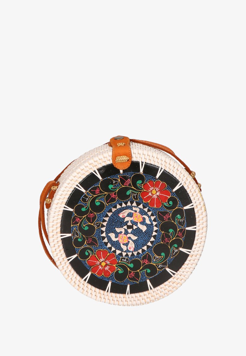 Borsa tonda intrecciata con una base nera e motivi floreali in rosso e verde, accentuata da una tracolla e una chiusura in pelle marrone chiaro.