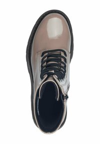 Botines de charol beige con cordones negros, cierre de cremallera, punta redonda, interior texturizado y suela de goma.