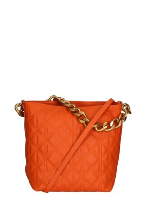 Sac à main en cuir orange matelassé, de forme plate, avec une chaîne dorée et un motif de losanges en diagonale. Il comprend une bandoulière amovible.