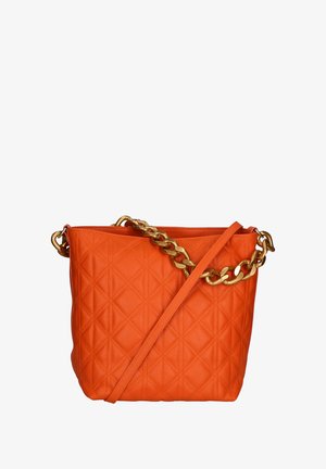Gequiltete orange Lederhandtasche mit flacher Form, goldener Kettenriemen und schrägem Rautenmuster. Verfügbar mit abnehmbarem Schulterriemen.