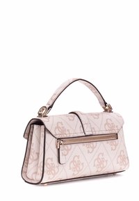 Borsa a mano color crema con texture a rombi e motivo monogram. Presenta una maniglia superiore, tasca con zip e finiture in metallo dorato.