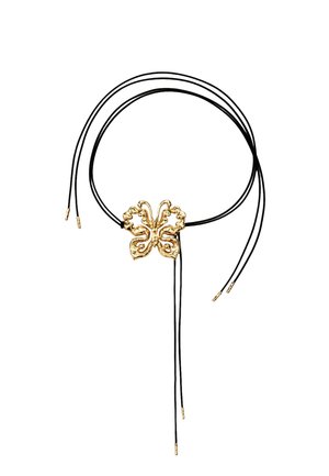 Mustast nöörist kaelakee, millel on läikiva kuldse abstraktse liblikakujulise ripatsiga ja nööride otsad on kuldse tipuga.