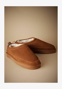 Kijelölve, tan brown