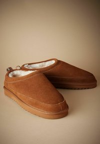 REGULAR FIT SIGNATURE - Lahtised kingad - tan brown
